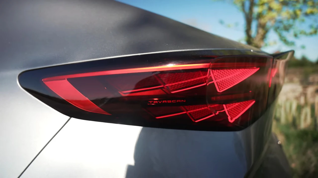 Gedetailleerd aanzicht van CUPRA Tavascan LED-achterlicht met driehoekige ontwerpelementen en premium verlichtingstechnologie