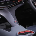 De onderste middenconsole van de CUPRA Tavascan uit 2025 met diepe opbergvakken en draadloos oplaadgedeelte