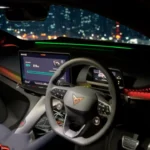 CUPRA Tavascan interieur 's nachts toont kleurrijk LED omgevingsverlichting systeem door de hele cabine