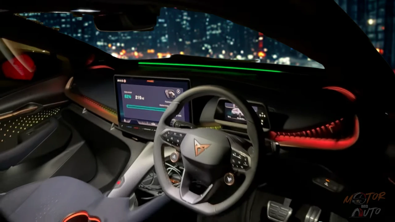 CUPRA Tavascan interieur 's nachts toont kleurrijk LED omgevingsverlichting systeem door de hele cabine