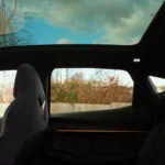 Interieur aanzicht door de 2025 CUPRA Tavascan's panoramische glazen dak (standaard vanaf Business uitvoering)