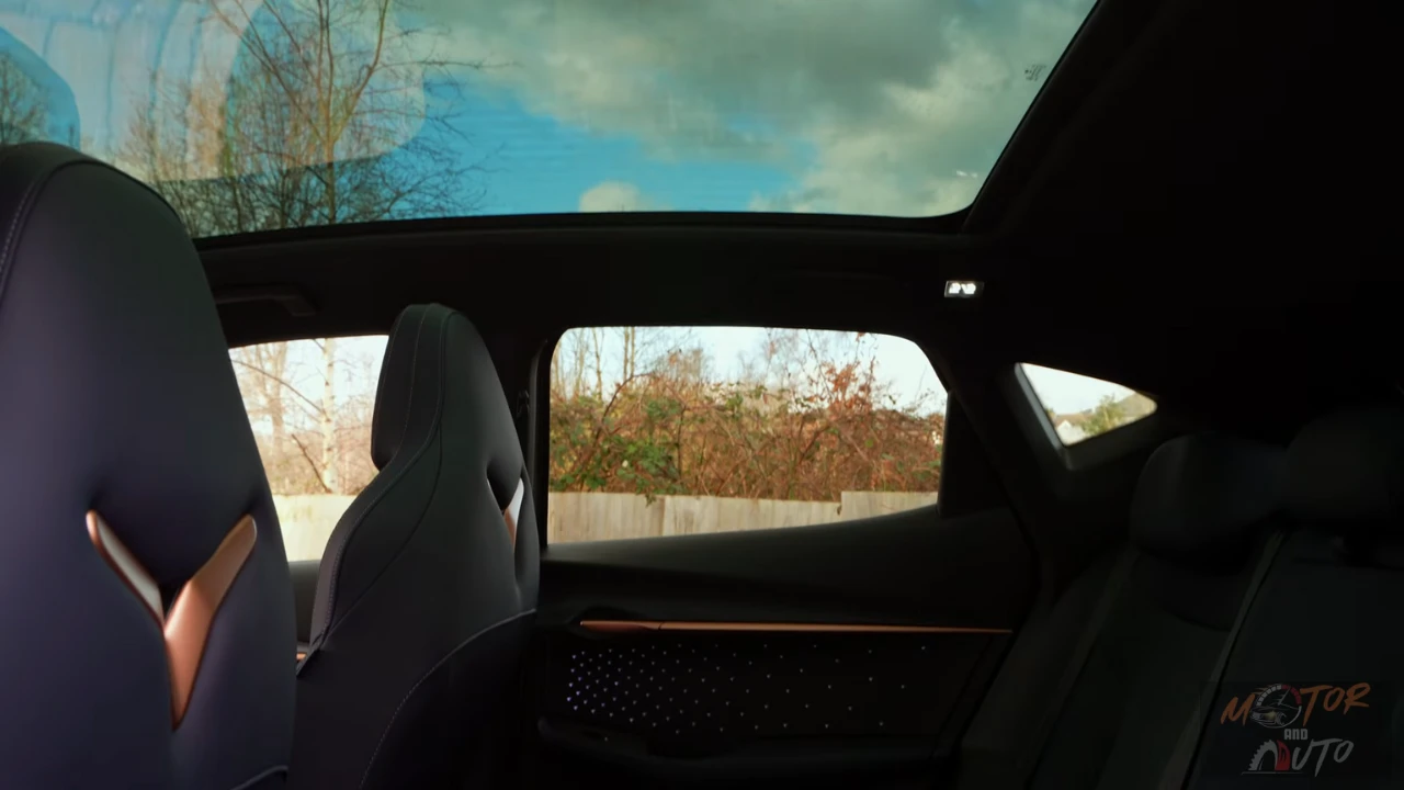 Interieur aanzicht door de 2025 CUPRA Tavascan's panoramische glazen dak (standaard vanaf Business uitvoering)