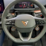 CUPRA Tavascan stuurwiel met moderne bediening met CUPRA-branding en koperen accent details