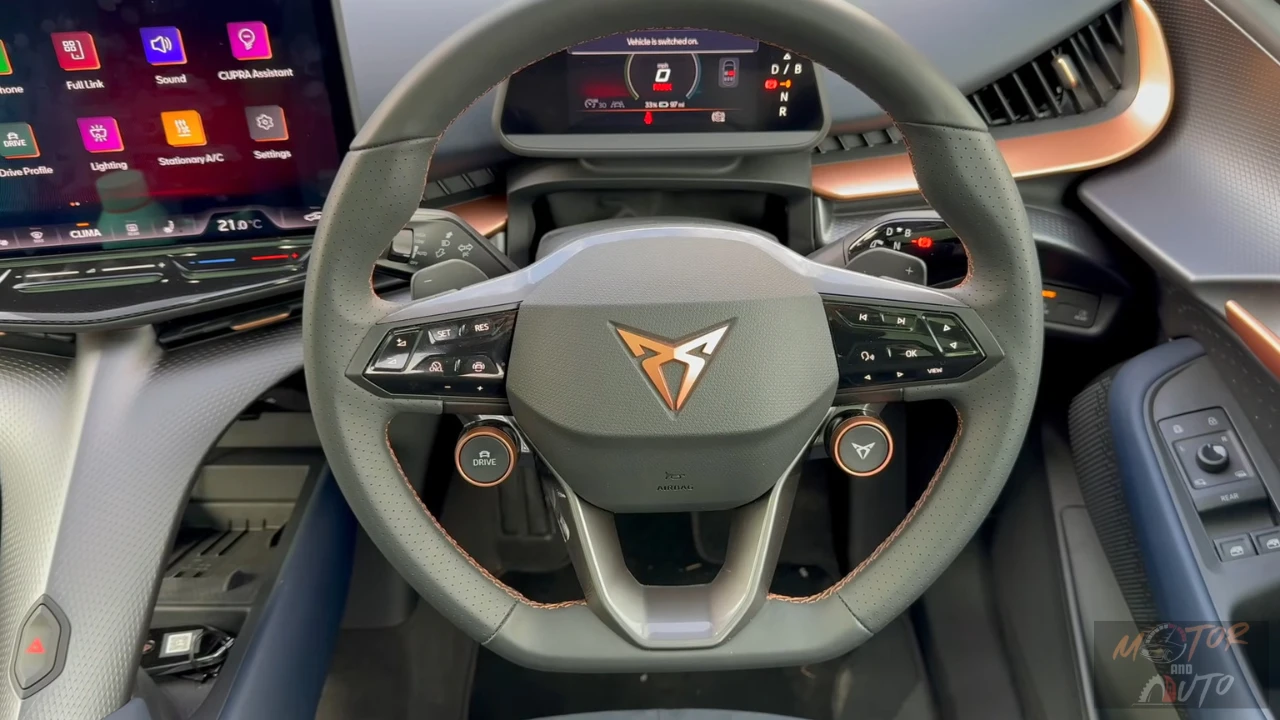 CUPRA Tavascan stuurwiel met moderne bediening met CUPRA-branding en koperen accent details