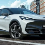 2025 CUPRA Tavascan witte elektrische coupe SUV voor driekwart aanzicht met sportief ontwerp en 19-inch velgen