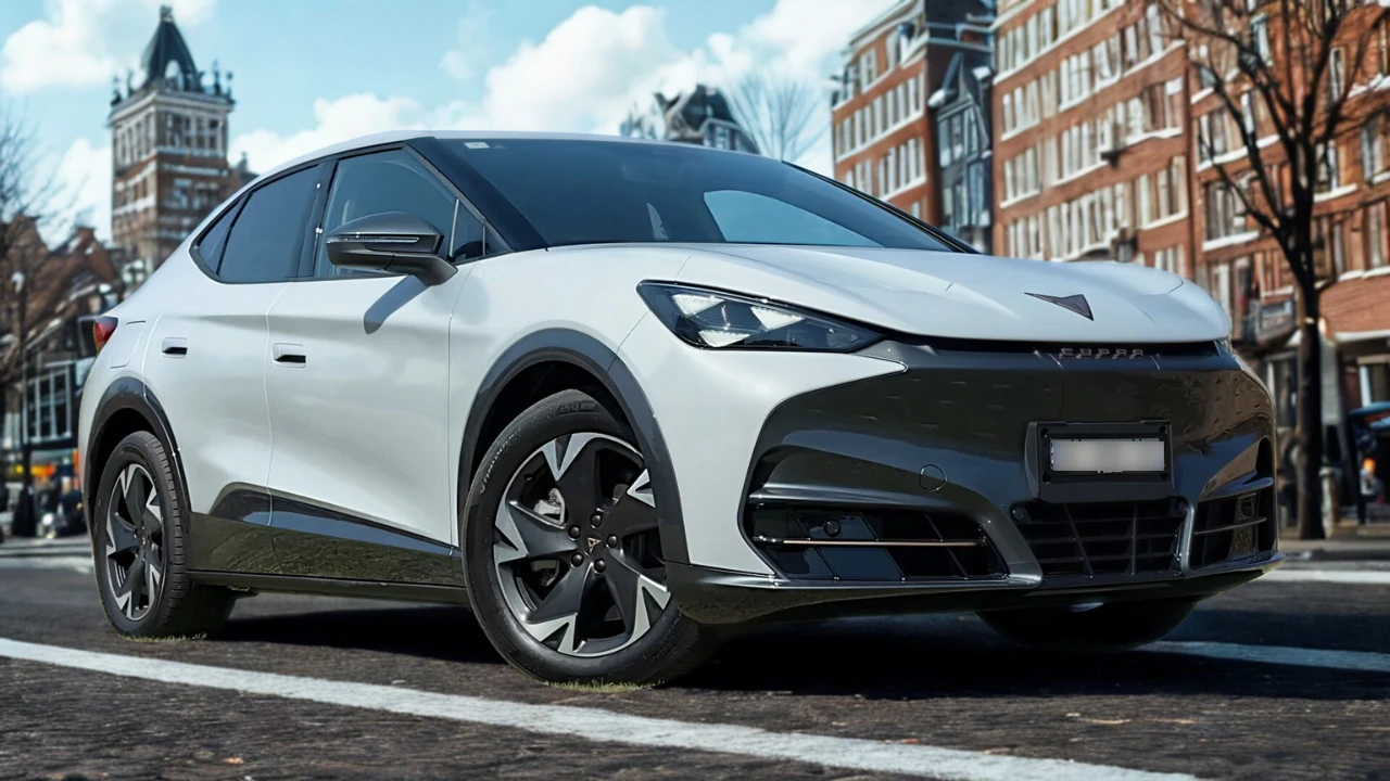 2025 CUPRA Tavascan witte elektrische coupe SUV voor driekwart aanzicht met sportief ontwerp en 19-inch velgen