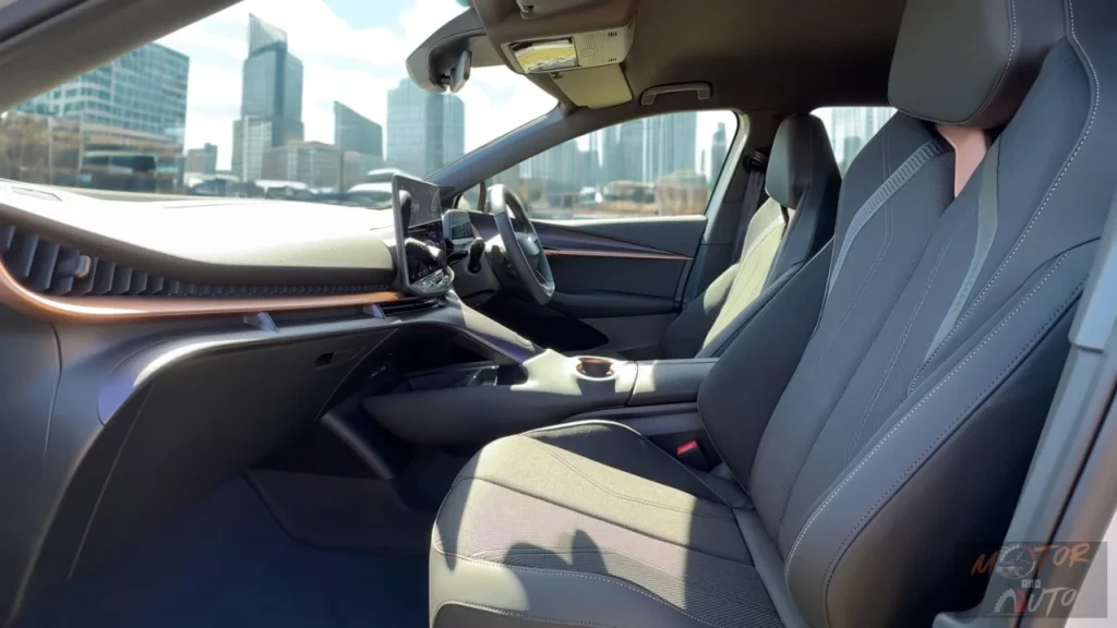Gedetailleerd aanzicht van de 2025 CUPRA Tavascan's ondersteunende kuipstoelen met Dinamica Space Blue suède-look bekleding en koperen accent stiksel.