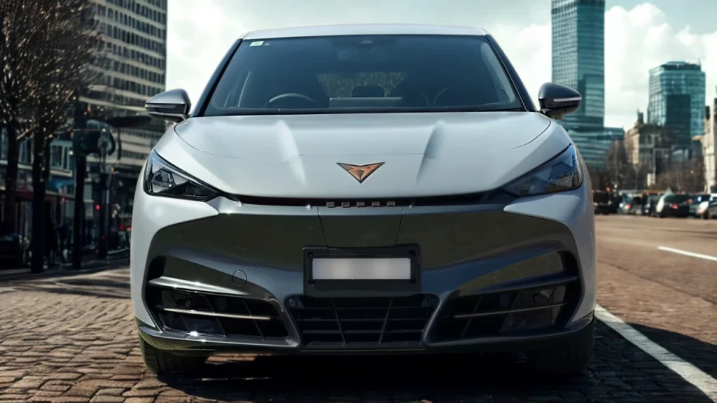 2025 CUPRA Tavascan elektrische SUV vooraanzicht in wit met agressief ontwerp met driehoekige LED-koplampen en koperen accenten