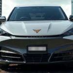2025 CUPRA Tavascan elektrische SUV vooraanzicht in wit met agressief ontwerp met driehoekige LED-koplampen en koperen accenten