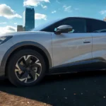 2025 CUPRA Tavascan zijprofiel aanzicht met coupe SUV-ontwerp met gebeeldhouwde carrosseriepanelen en sportieve houding