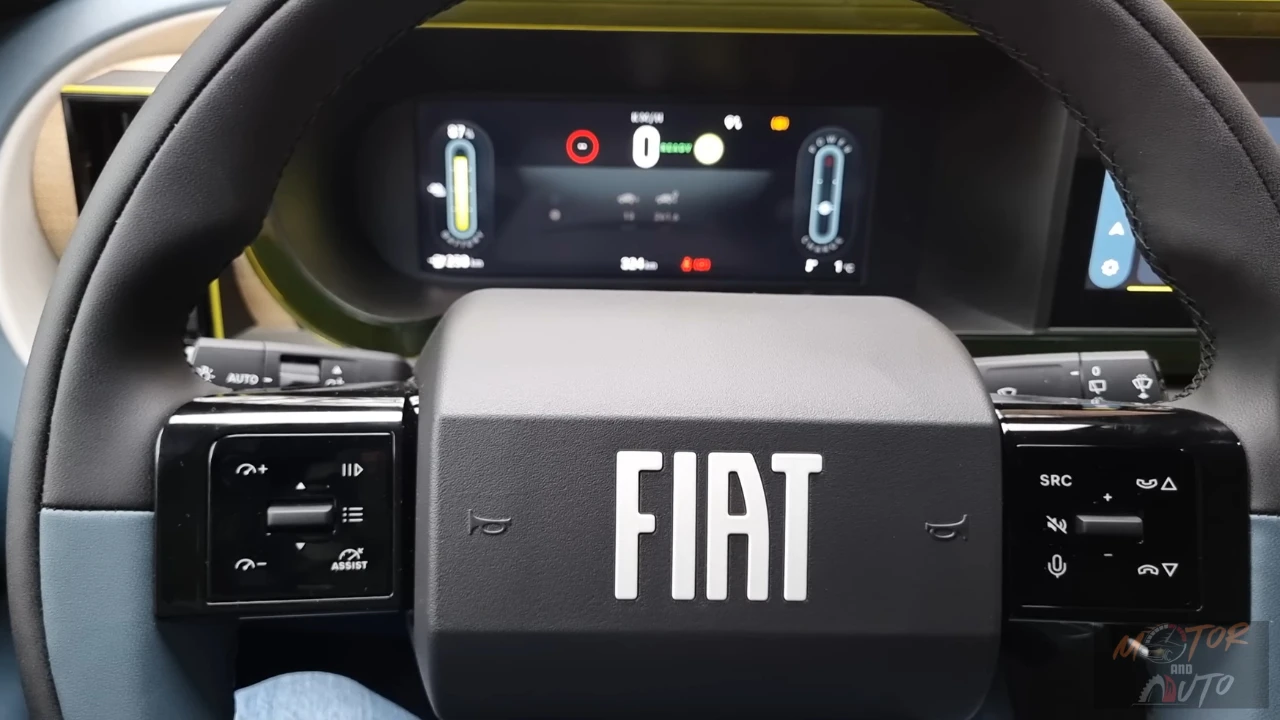 Bestuurdersaanzicht van de 2025 Fiat Grande Panda E met het 10-inch digitaal instrumentenpaneel, soft-touch multifunctioneel stuurwiel met FIAT-branding en uitgebreide stuurwielbediening voor cruise control, rijbaanassistent en audiosysteem.
