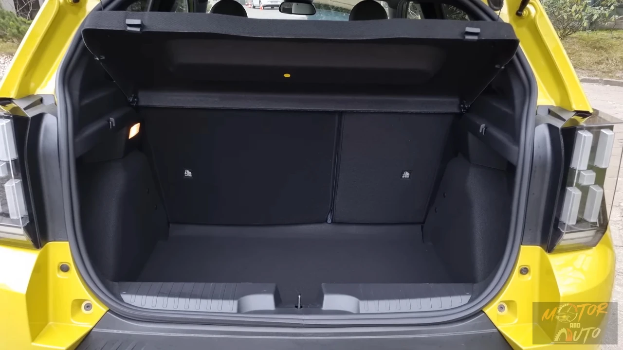 Open laadruimte met 361 liter opbergcapaciteit met zwarte interieur bekleding en achterstoelen in rechtopstaande positie
