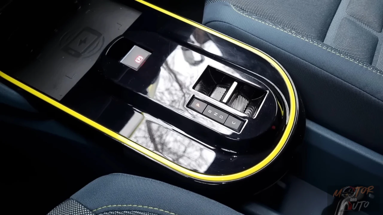 Middenconsole met automatische transmissie schakelaar met P-R-N-D-C posities, opbergvakken en gele accent trim details