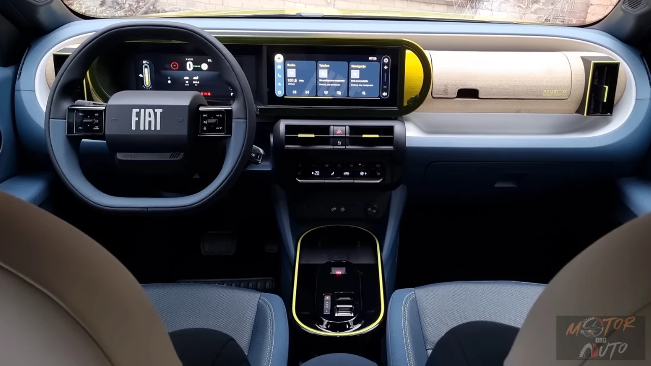 Volledig interieur dashboard van Fiat Grande Panda E met groot touchscreen display, digitaal instrumentencluster, gele trim accenten en duurzame bamboe materialen