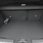 Laadruimte van de 2025 Jeep Avenger toont 380-liter kofferruimte capaciteit met praktische opbergoplossingen en nette interieur afwerking.
