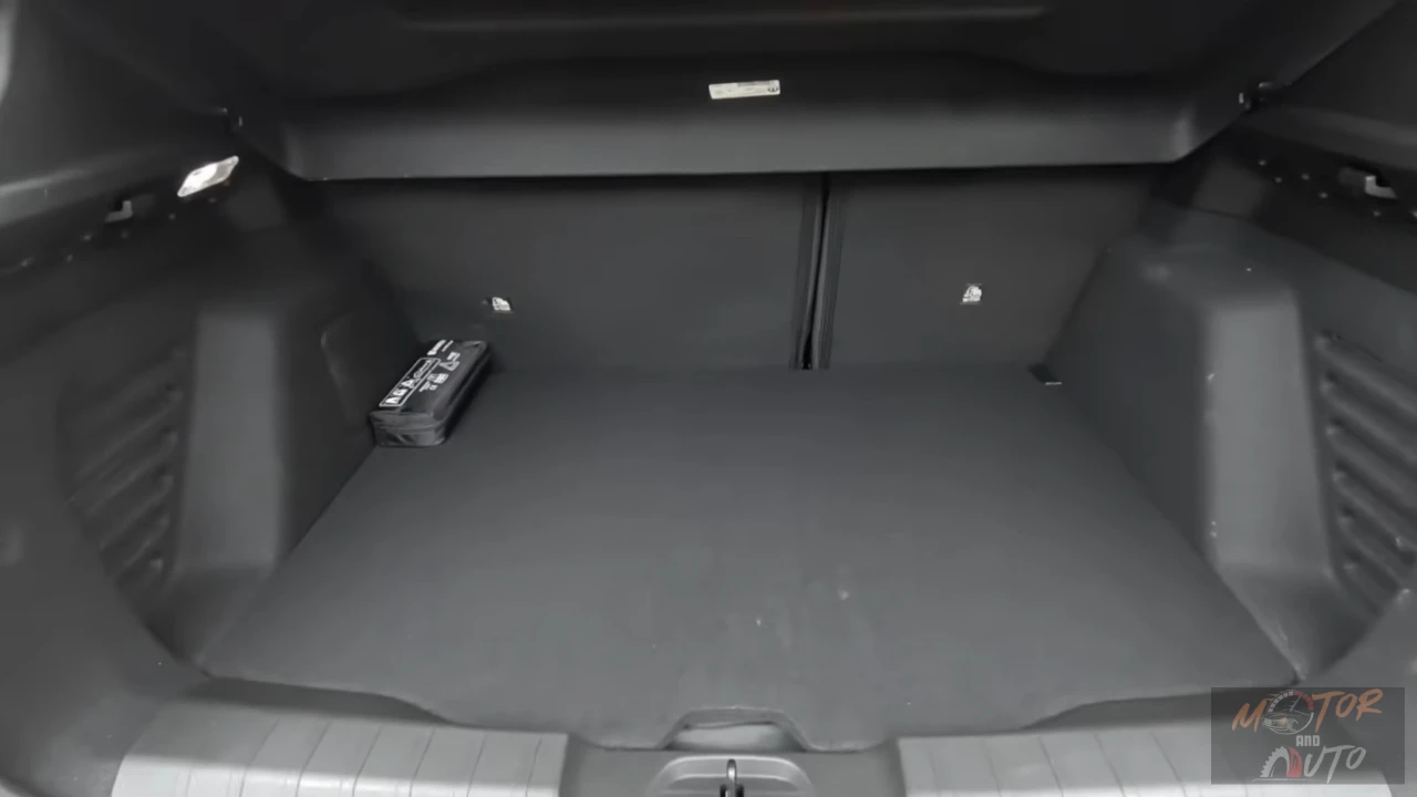 Laadruimte van de 2025 Jeep Avenger toont 380-liter kofferruimte capaciteit met praktische opbergoplossingen en nette interieur afwerking.