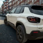 Achterzijde driekwart aanzicht van witte 2025 Jeep Avenger toont LED achterlichten met X-patroon, 4xe badge en compacte stadsgepaste verhoudingen