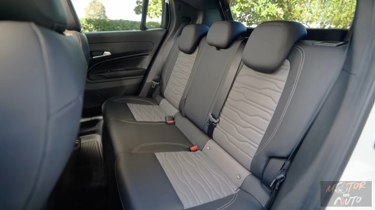 Achterbank zicht van 2025 Jeep Avenger interieur toont gewatteerde bekleding, hoofdsteunen en passagiersruimte in compact cabine ontwerp