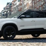 Zijprofiel van de 2025 Jeep Avenger toont zijn compacte SUV verhoudingen met 2.557mm wielbasis, verhoogde rijhoogte en beschermende carrosseriebekleding.