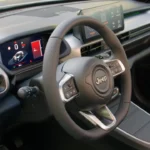 Interieur dashboard van de 2025 Jeep Avenger met dubbele 10.25-inch schermen voor infotainment en digitaal instrumentenpaneel met draadloze Apple CarPlay en Android Auto.