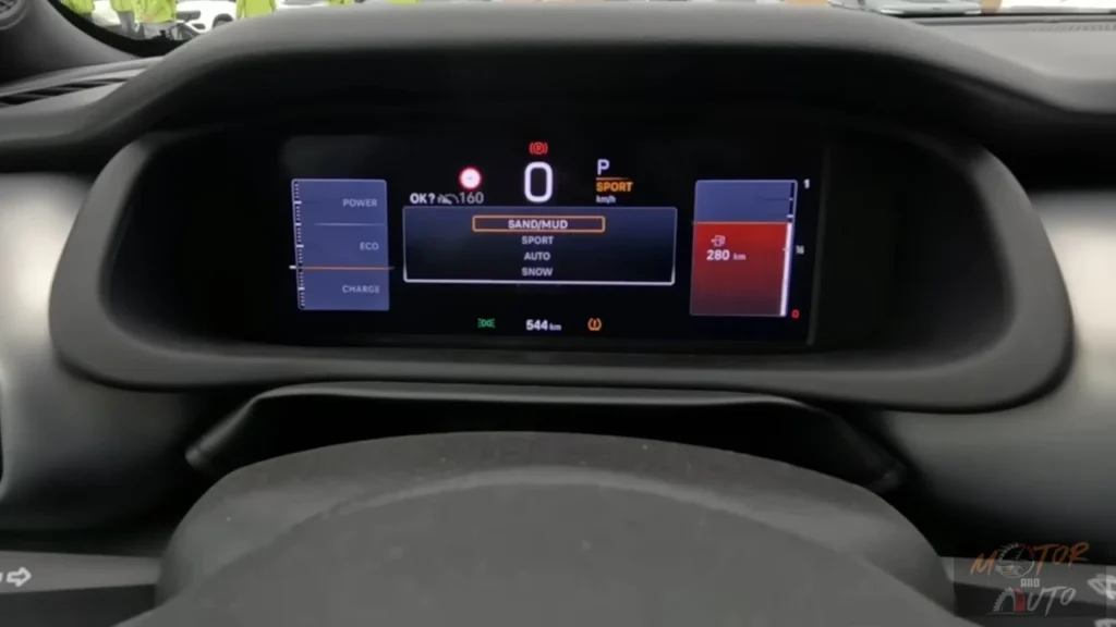 2025 Jeep Avenger digitaal dashboard display toont rijmodus selector met Zand/Modder modus benadrukt en verschillende voertuiginformatie uitlezingen