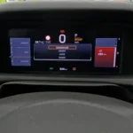 2025 Jeep Avenger digitaal dashboard display toont rijmodus selector met Zand/Modder modus benadrukt en verschillende voertuiginformatie uitlezingen