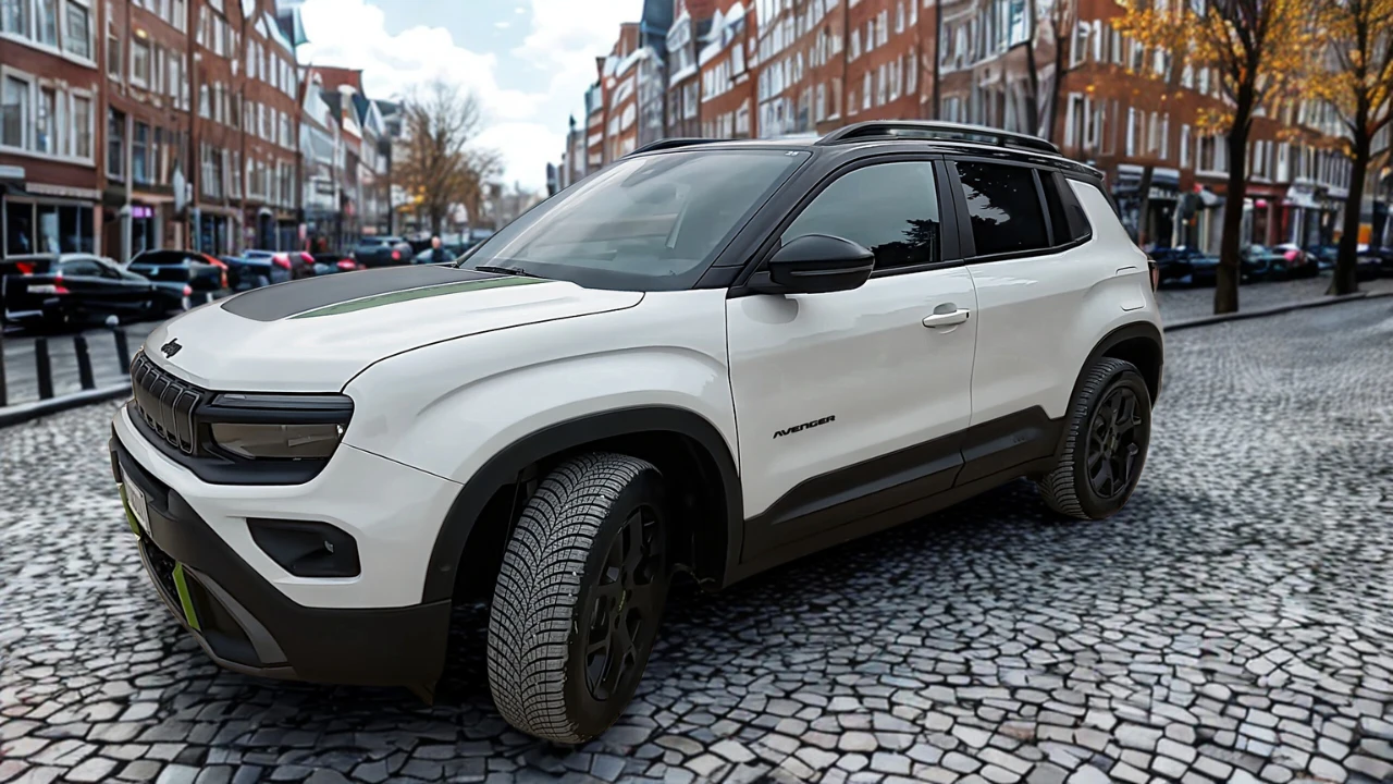 Voor driekwart hoek van witte 2025 Jeep Avenger op Europese straat toont zeven-slot grille, LED koplampen en compact stadsvriendelijk ontwerp