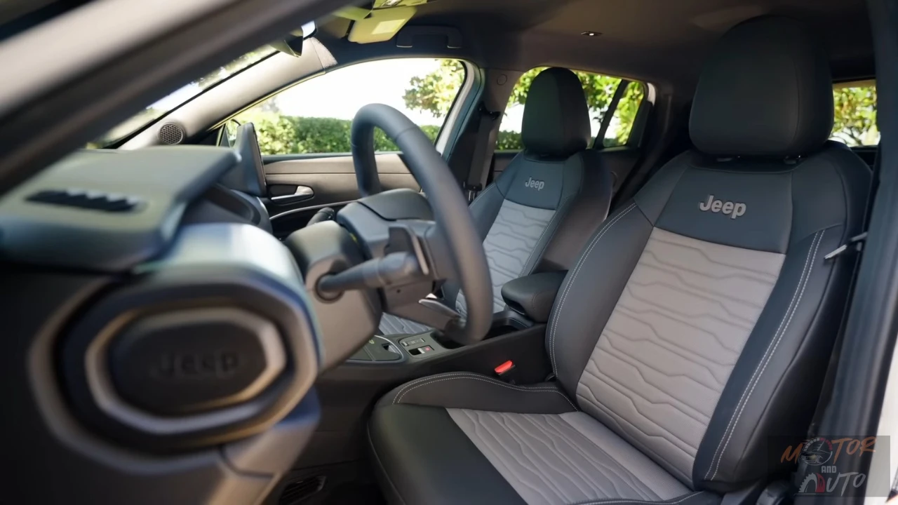 Gedetailleerde opname van 2025 Jeep Avenger stoel toont gewatteerde leren bekleding patroon en Jeep logo geborduurd in hoofdsteun