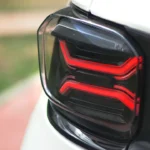 Close-up van 2025 Jeep Avenger LED achterlicht toont rode X-patroon verlichting ontwerp kenmerkend voor Jeep merk styling
