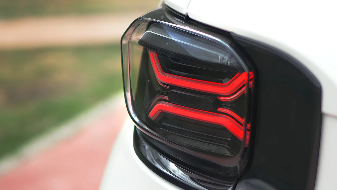 Close-up van 2025 Jeep Avenger LED achterlicht toont rode X-patroon verlichting ontwerp kenmerkend voor Jeep merk styling