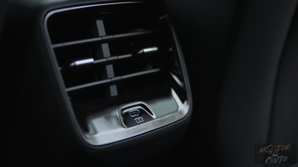Close-up van de USB-C-oplaadpoort voor achterpassagiers in de 2025 MG S5 EV, gelegen in het achterste ventilatiesysteem.