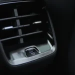 Close-up van de USB-C-oplaadpoort voor achterpassagiers in de 2025 MG S5 EV, gelegen in het achterste ventilatiesysteem.