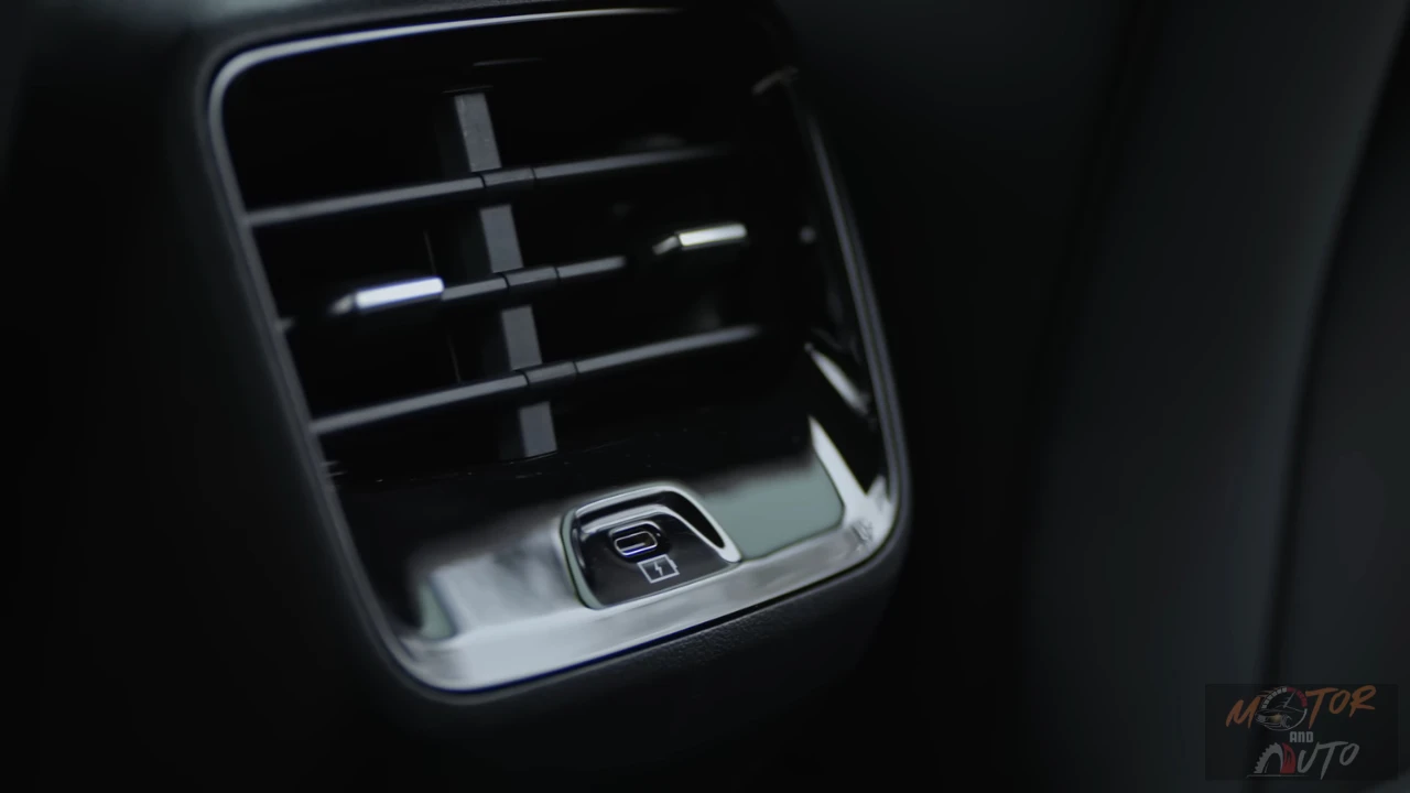 Close-up van de USB-C-oplaadpoort voor achterpassagiers in de 2025 MG S5 EV, gelegen in het achterste ventilatiesysteem.