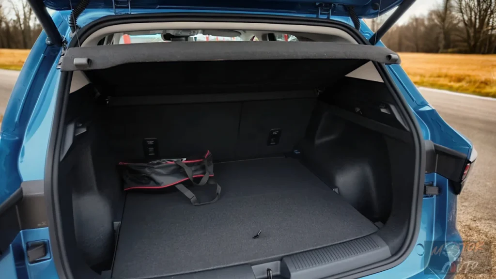 Weergave van de open kofferbak van de 2025 MG S5 EV met de ruime en rechthoekige 453-liter bagageruimte met vlakke laadvloer en bevestigingspunten.