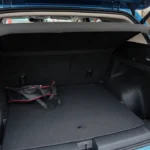 Weergave van de open kofferbak van de 2025 MG S5 EV met de ruime en rechthoekige 453-liter bagageruimte met vlakke laadvloer en bevestigingspunten.