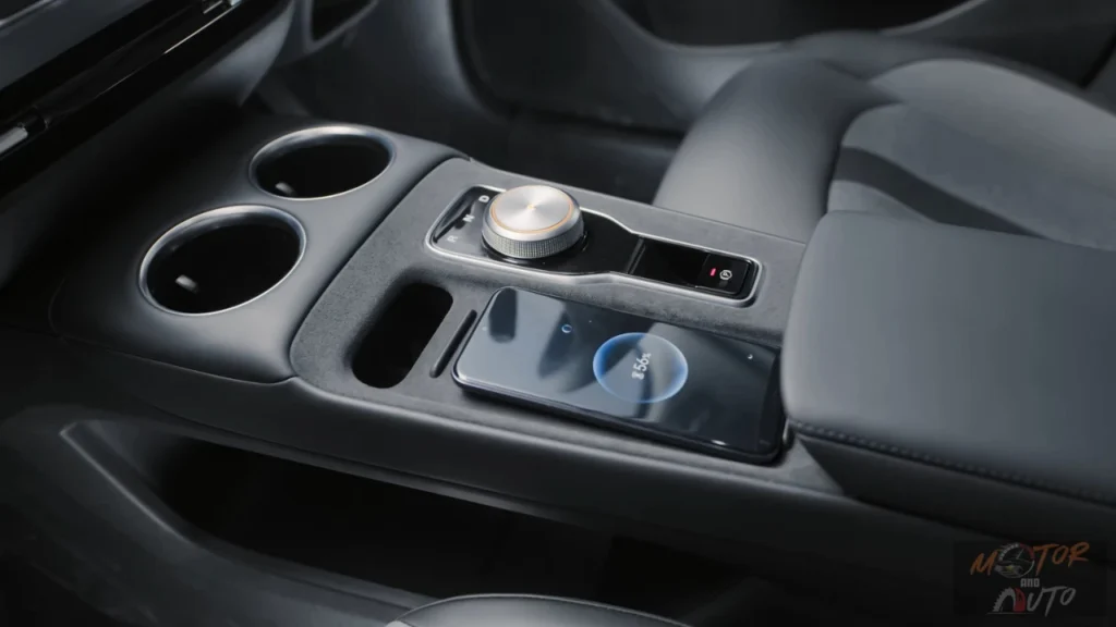 De Luxury-uitvoering van de MG S5 EV bevat een draadloze smartphone-oplaadpad in de middenconsole