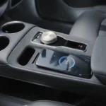 De Luxury-uitvoering van de MG S5 EV bevat een draadloze smartphone-oplaadpad in de middenconsole