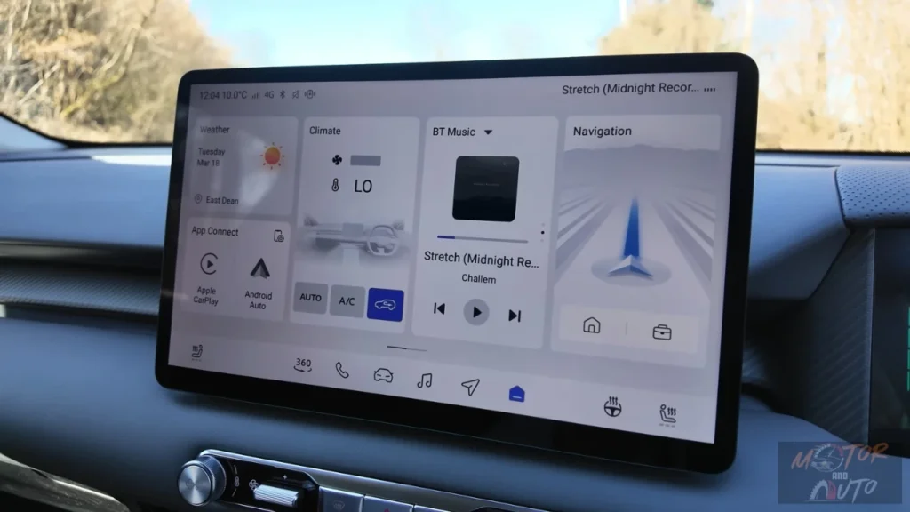 Het 12,8-inch HD-infotainmentdisplay in de MG S5 EV biedt een duidelijke, georganiseerde interface met specifieke tegels voor weer, klimaat, media en navigatie, plus draadloze Apple CarPlay- en Android Auto-connectiviteit.