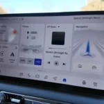 Het 12,8-inch HD-infotainmentdisplay in de MG S5 EV biedt een duidelijke, georganiseerde interface met specifieke tegels voor weer, klimaat, media en navigatie, plus draadloze Apple CarPlay- en Android Auto-connectiviteit.