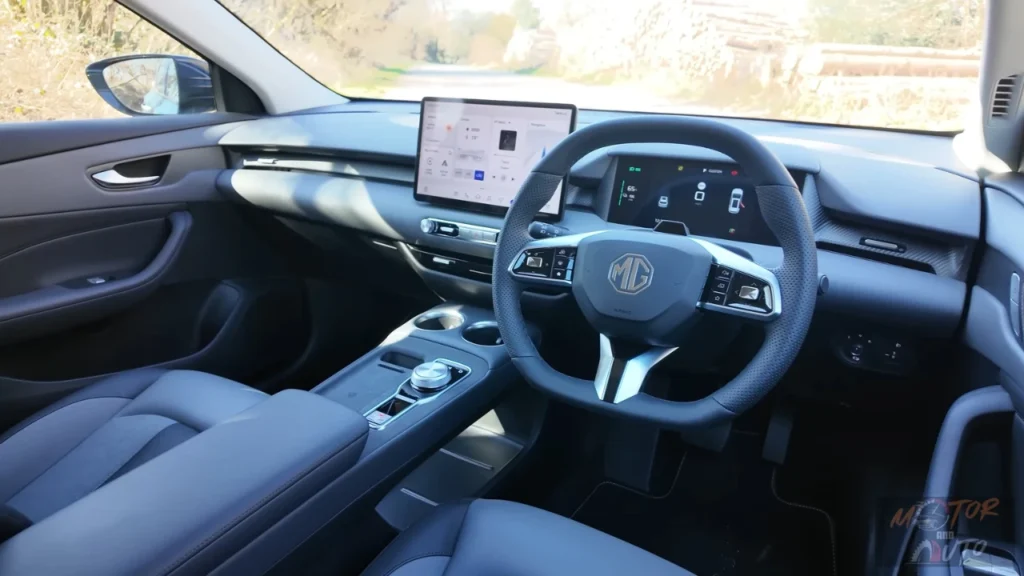 Interieur dashboardweergave van de 2025 MG S5 EV met het grote centrale touchscreen, digitaal instrumentenpaneel, en modern strak ontwerp met grijze bekleding.
