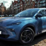 2025 MG S5 EV Zijaanzicht in Piccadilly Blauw
