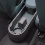 Achterpassagier voorzieningen in de 2025 Mini Aceman inclusief centrale bekerhouder en dubbele USB-C oplaadpoorten voor apparaat connectiviteit