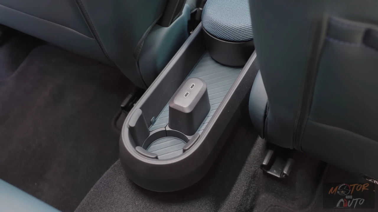 Achterpassagier voorzieningen in de 2025 Mini Aceman inclusief centrale bekerhouder en dubbele USB-C oplaadpoorten voor apparaat connectiviteit