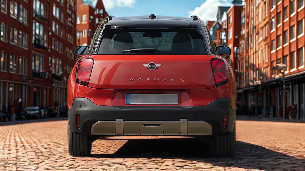 Achteraanzicht van rode Mini Aceman met ACEMAN badge letters, Union Jack patroon LED-achterlichten, Mini-logo en beschermende onderste bekleding op Europese straat