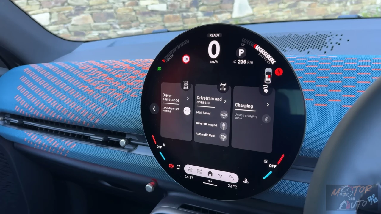 Close-up van het innovatieve circulaire OLED-touchscreen van de 2025 Mini Aceman met verschillende menu-opties, laadstatus en voertuiginstellingen interface