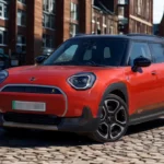 Rode Mini Aceman vanuit voorste driekwarthoek met crossover houding, LED-koplampen, gesloten EV-grille, carrosseriebescherming en moderne lichtmetalen velgen op stadsstraat met eigentijdse gebouwen