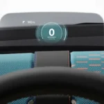 Mini Aceman head-up display projecteert snelheidsweergave van 0 km/u en richting informatie op de voorruit boven het blauwe stof dashboard