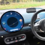 Mini Aceman circulair OLED-display met blauw interface thema met snelheidsmeter, bereik indicator, en voertuigstatus informatie in park modus