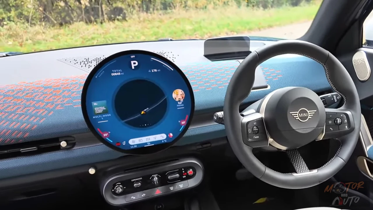 Mini Aceman circulair OLED-display met blauw interface thema met snelheidsmeter, bereik indicator, en voertuigstatus informatie in park modus