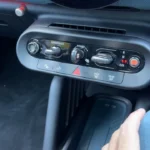 Middenconsole van de 2025 Mini Aceman met retro-geïnspireerde tuimelschakelaars voor rijmodi, aan/uit-knop, versnellingsselectie en waarschuwingslichten